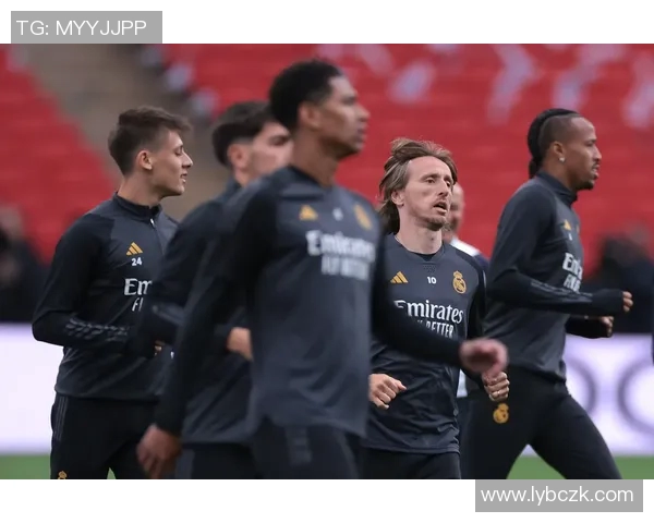 足球明星扎小辫的独特风格与场上表现的完美结合引发热议