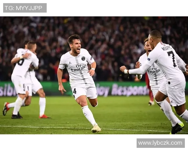 足球明星赛场看台甜蜜拥抱女友展现爱情温馨瞬间